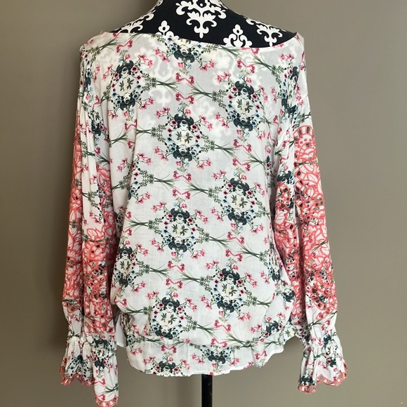 Just listed💙 fabulous rounded neck blouse w/full gathered sleeves w/embroidery - Picture 3 of 12